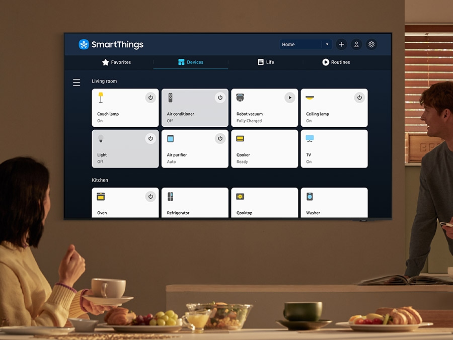 TV hiển thị SmartThings với đa dạng các thiết bị dành cho "Nhà bếp" và "Phòng khách" được kết nối với hub tích hợp bên trong.